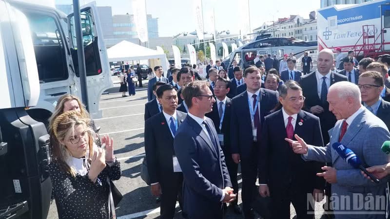 Thủ tướng Lê Minh Hưng thăm Triển lãm thành tựu “Sản xuất tại Tatarstan”